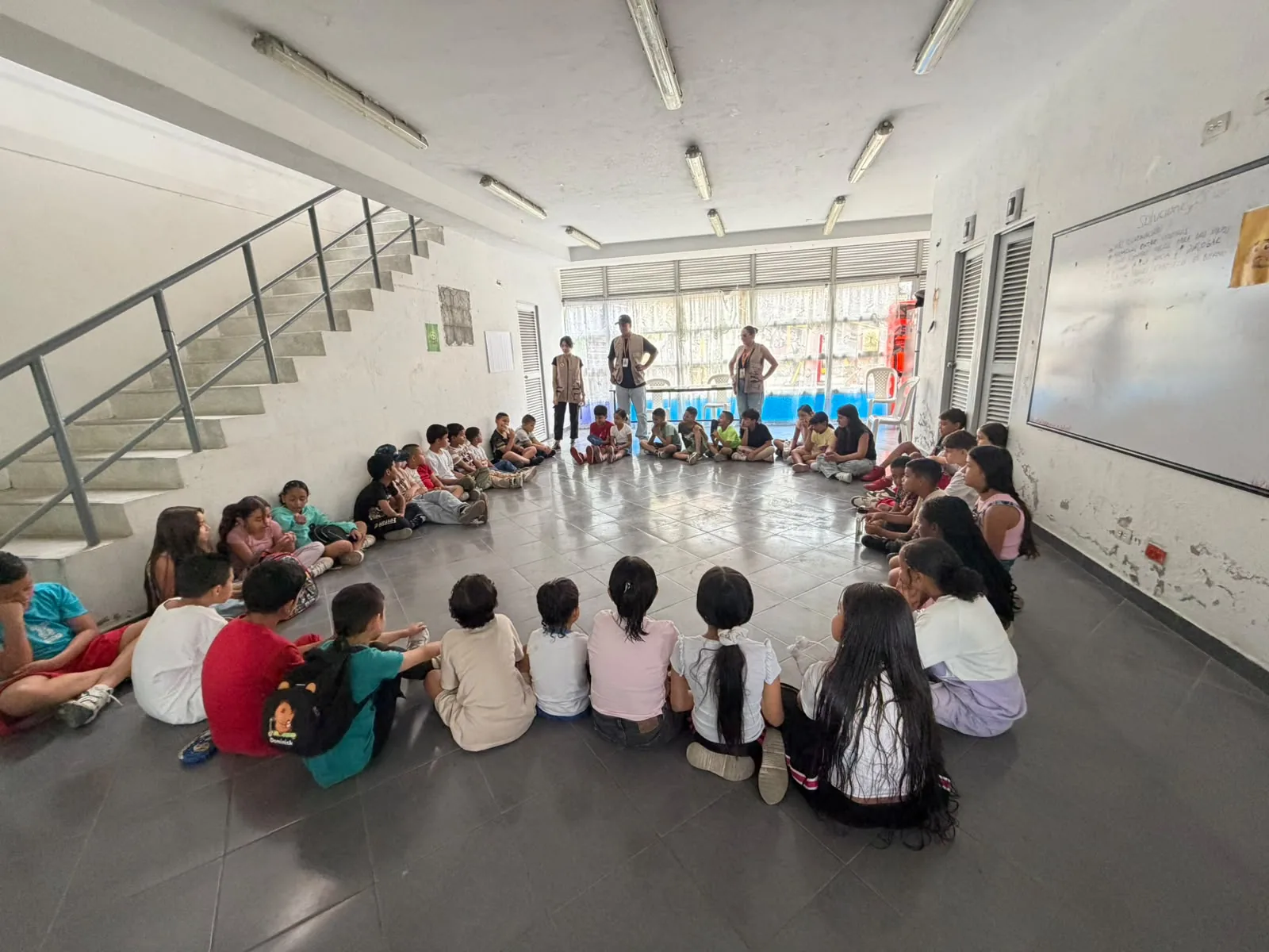 Encuentro comunitario con niños y niñas
