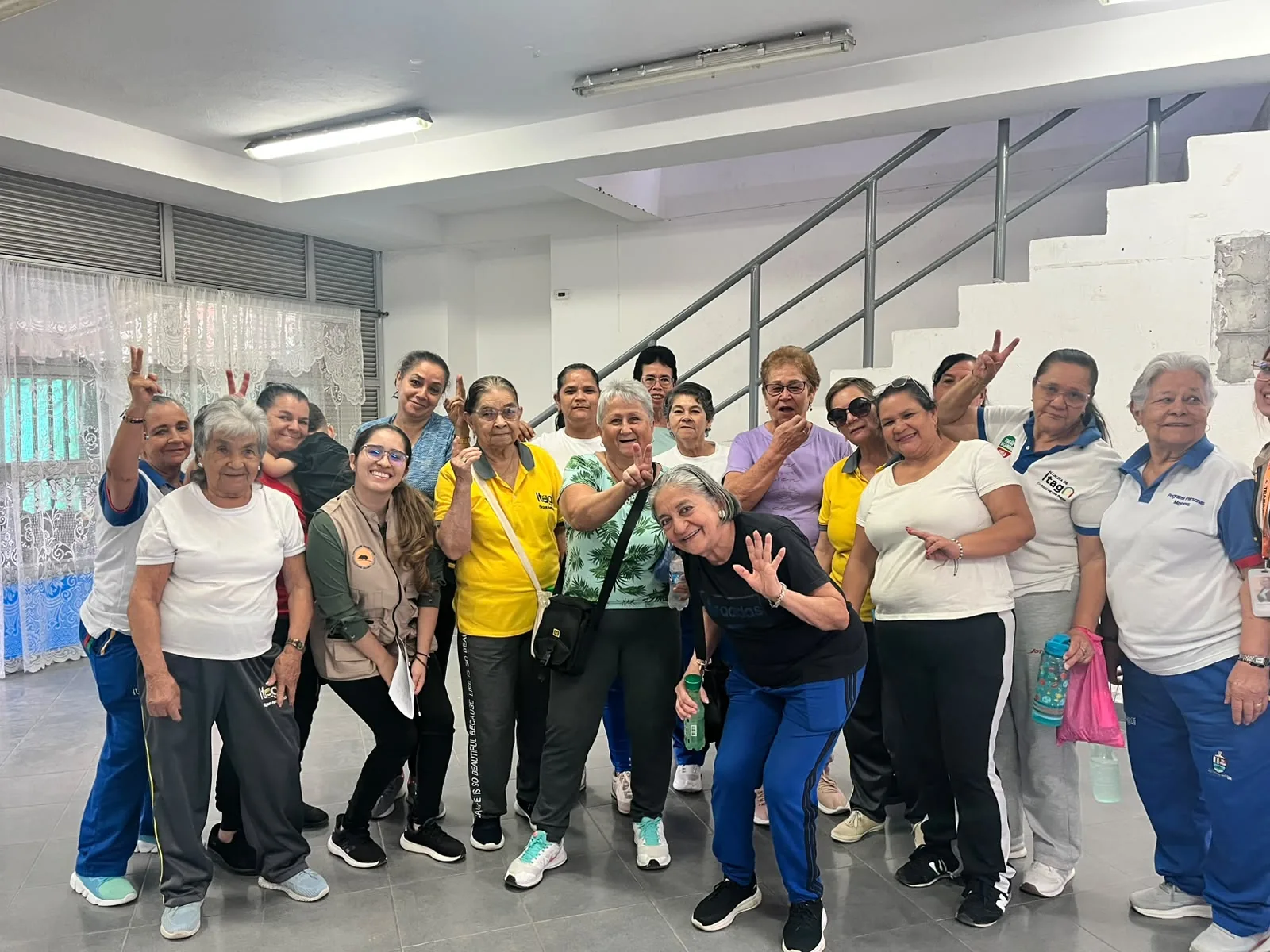 Grupo de personas mayores en actividad comunitaria